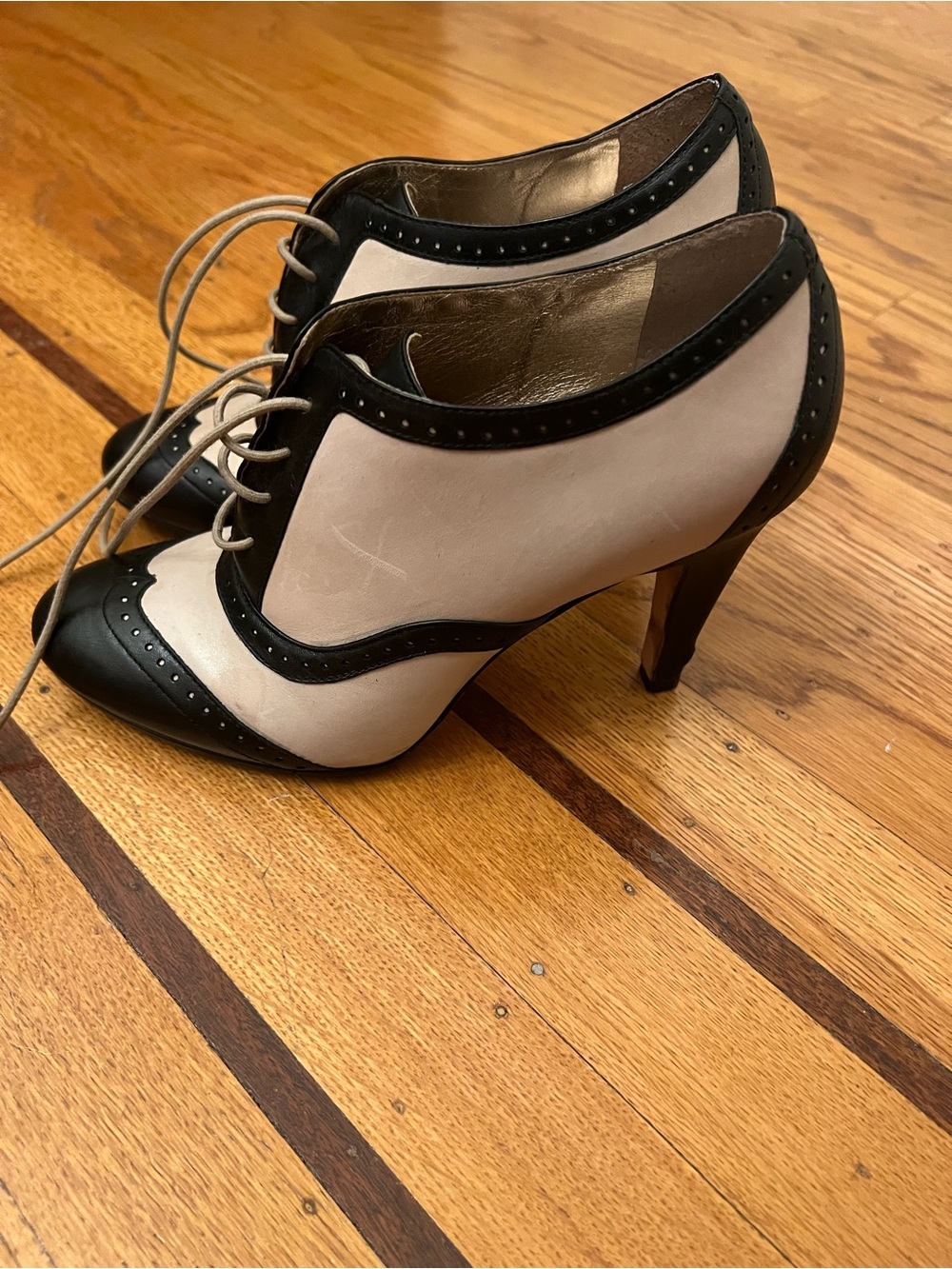 Pour La Victoire “Penelope” Two-Tone Black & Cream Wingtip Lace-up Oxford Heels - Picture 7 of 11